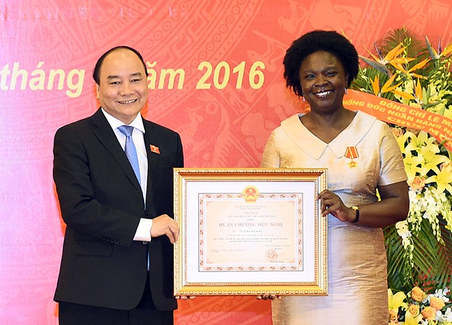 Thủ tướng Nguyễn Xuân Phúc dự lễ trao Huân chương Hữu nghị tặng Phó Chủ tịch Ngân hàng Thế giới - ảnh 1